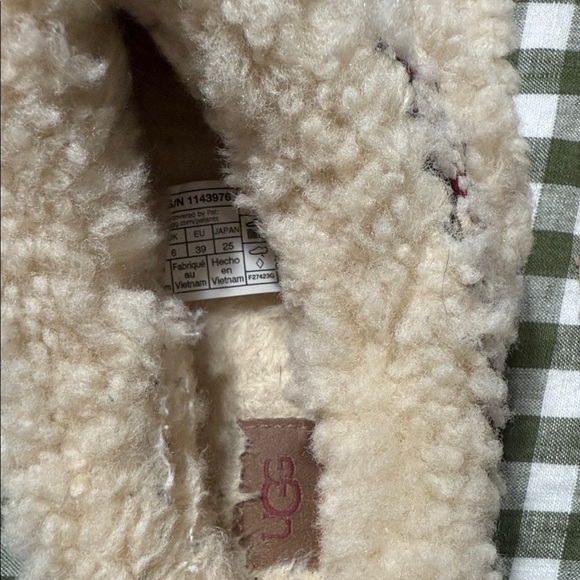 UGG Cream and Burgundy Women's Slippers - Picture 2 of 4